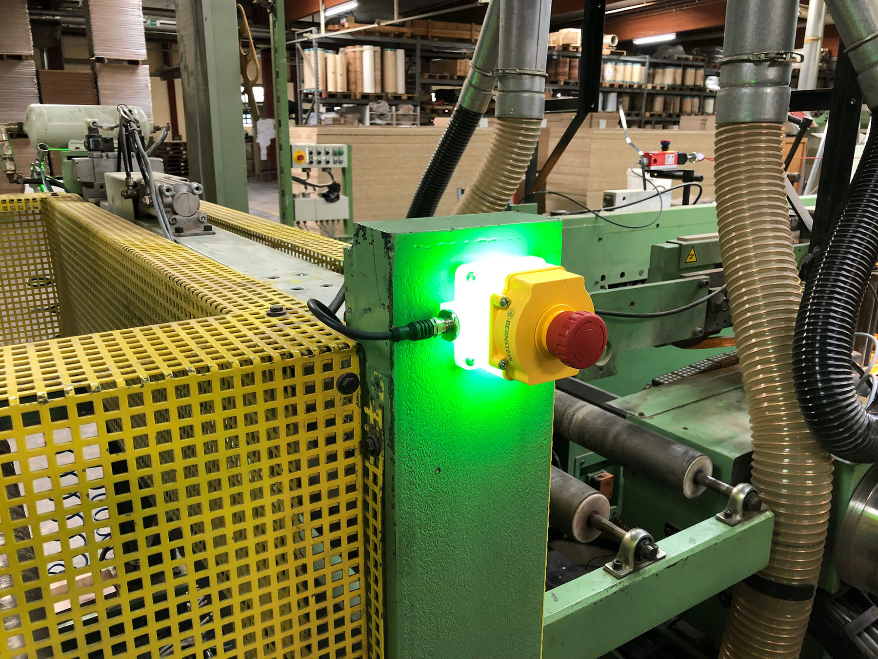 Luminous emergency stop on a laminating line