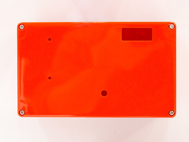 Applikationsbild eines roten Standardgehäuses aus Polycarbonat bzw. ABS