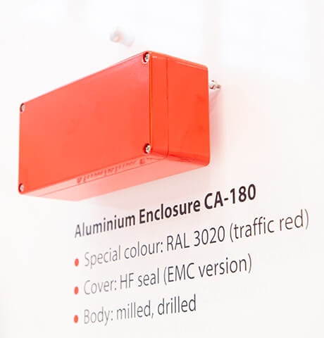 Applikationsbild eines roten Standardgehäuses aus Aluminium