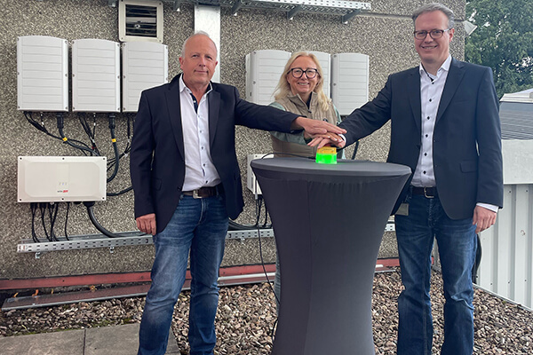 Von links nach rechts: Standortleiter Bernd Borcherding, Vorstand Nicole Bernstein und Achim Bernstein drücken den symbolischen Knopf zur Inbetriebnahme der Photovoltaikanlage