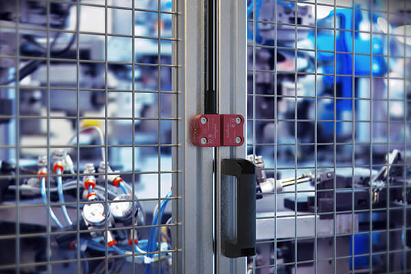 Intelligent safety gate monitoring with the SRF safety sensor from BERNSTEIN